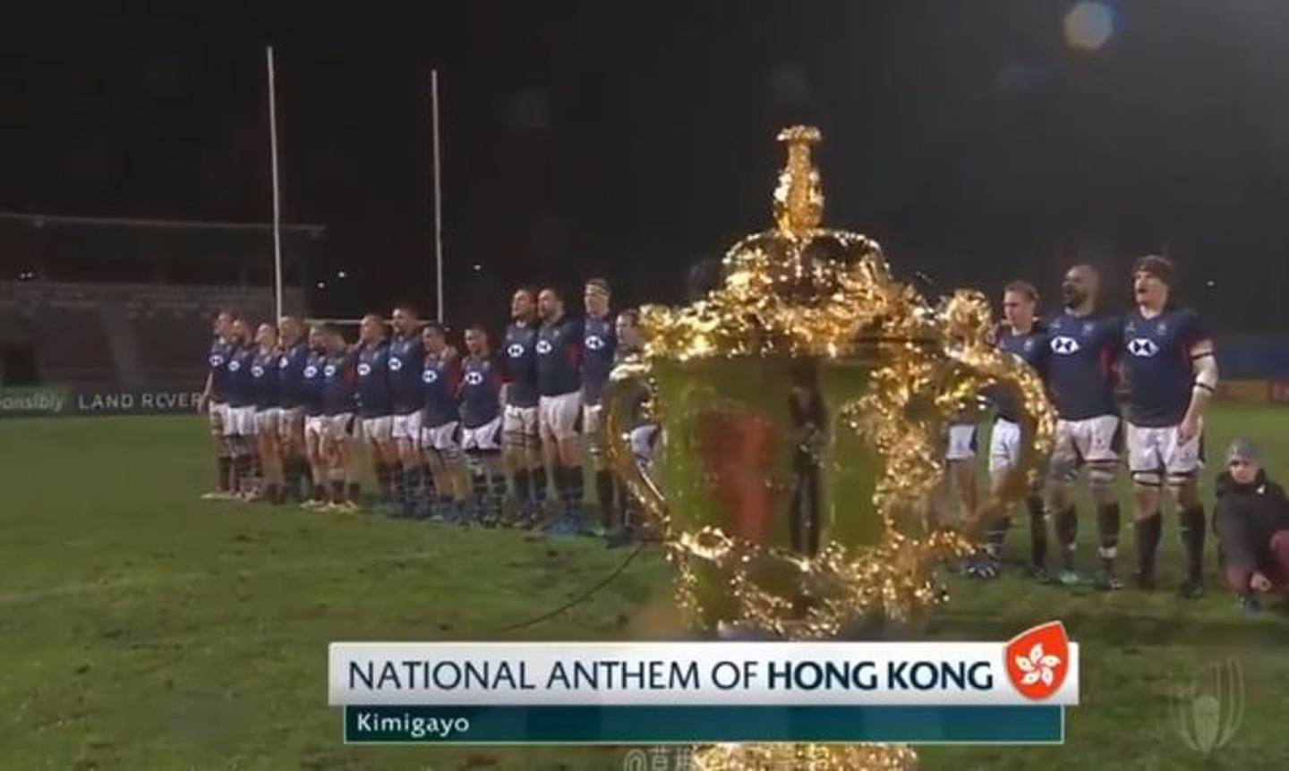 有网民提到，香港橄榄球队参加国际赛事时，球员几乎全是白人，可也没有出现几乎闭口不唱国歌的局面。 （影片截图）
