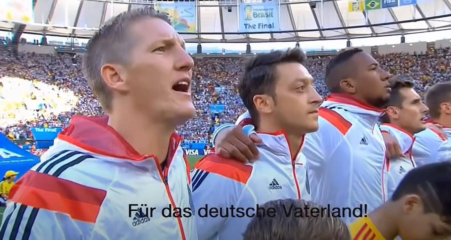 土耳其裔德國球員奧斯爾同樣不唱國歌。（影片截圖）