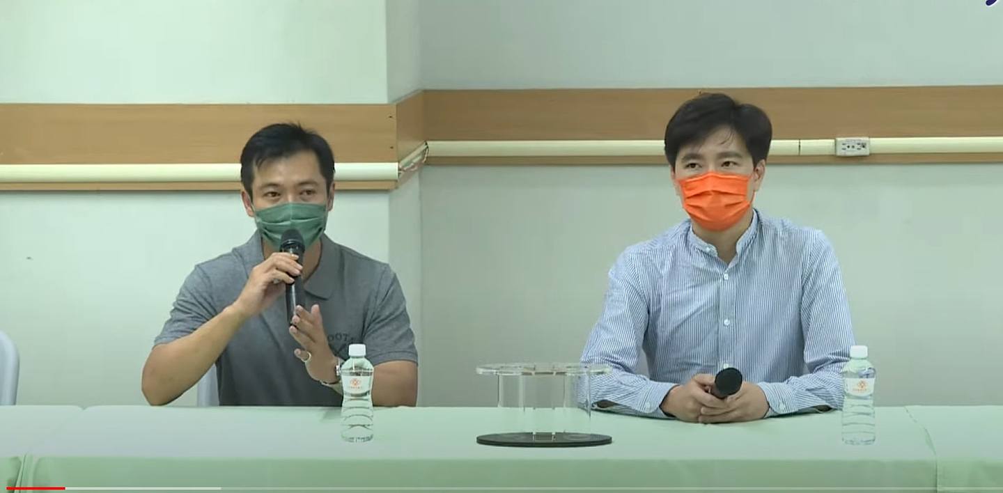 林志颖三弟（图右）和经纪人（左）在林口长庚举办记者会说明伤势。 （影片截图）