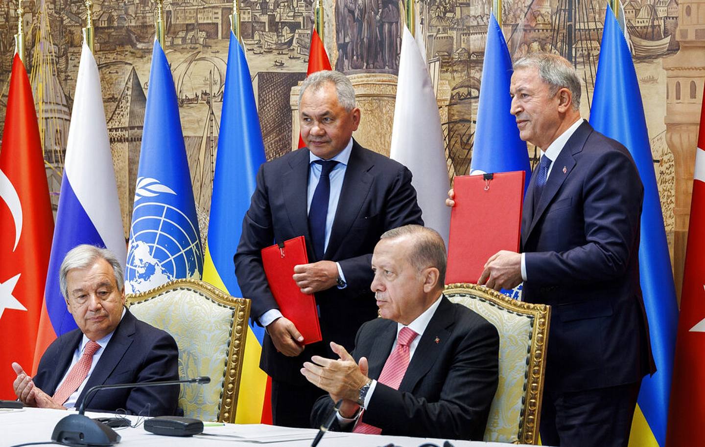 圖為2022年7月22日，土耳其總統埃爾多安（前排右起）、聯合國秘書長古特雷斯，以及後排左方俄羅斯國防部長紹伊官與土耳其國防部長阿卡爾（Hulusi Akar）簽署糧食出口協議。（AP）