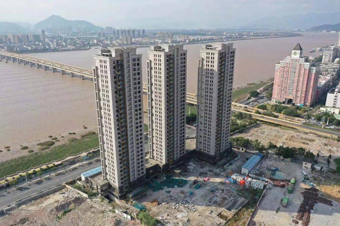浙江省瑞安市的豪宅项目「万川瑞园」是当地的知名烂尾楼，业主筹逾8000万人民币展开续建。 （网络图片）