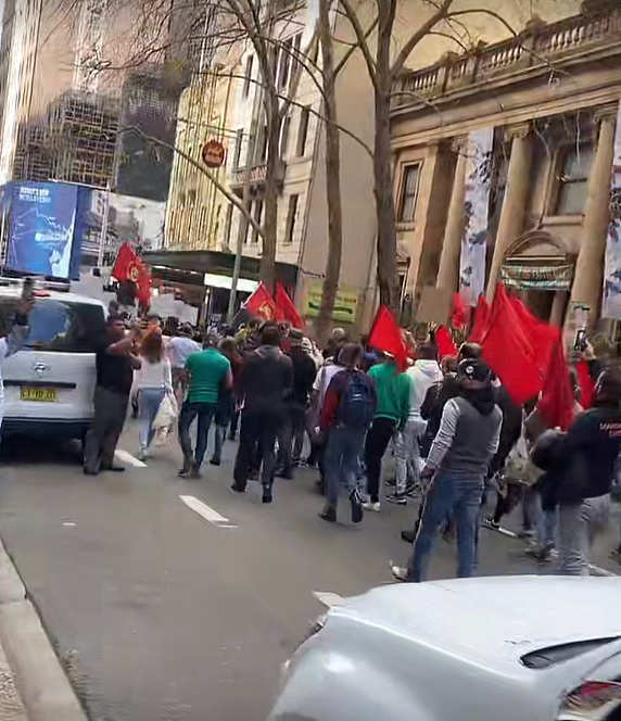 快讯：悉尼CBD爆发游行示威，抗议者手举旗帜标语涌上街头，部分区域交通受阻（视频/组图） - 2