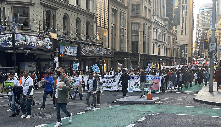 快讯：悉尼CBD爆发游行示威，抗议者手举旗帜标语涌上街头，部分区域交通受阻（视频/组图） - 4