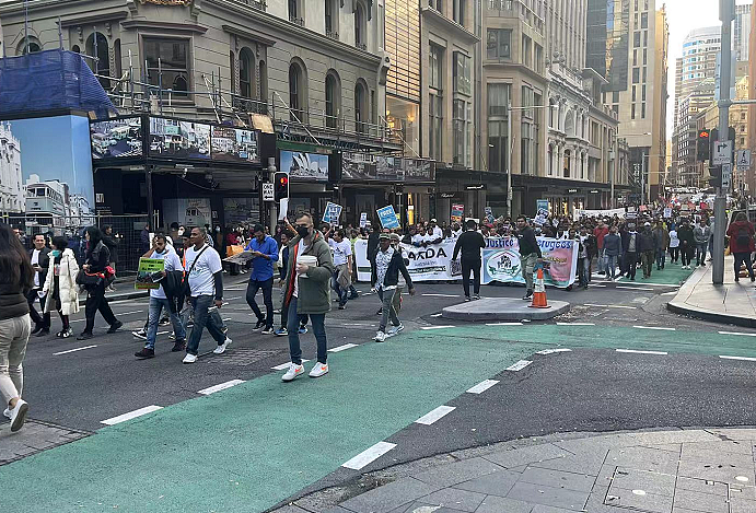 快讯：悉尼CBD爆发游行示威，抗议者手举旗帜标语涌上街头，部分区域交通受阻（视频/组图） - 5