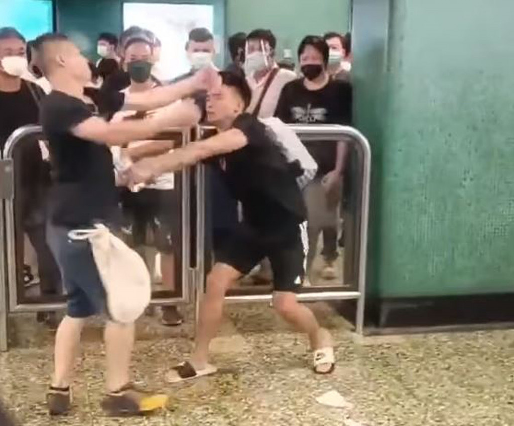 港铁站两男殴斗车厢打到上大堂，网民:街头拳王争霸战（组图） - 2