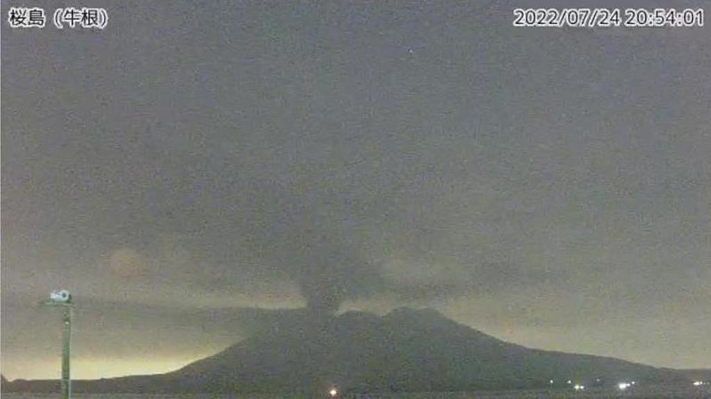 樱岛火山于24日当地时间约莫晚间8时05分，距火山口2.5公里处喷发。 (图/路透社)