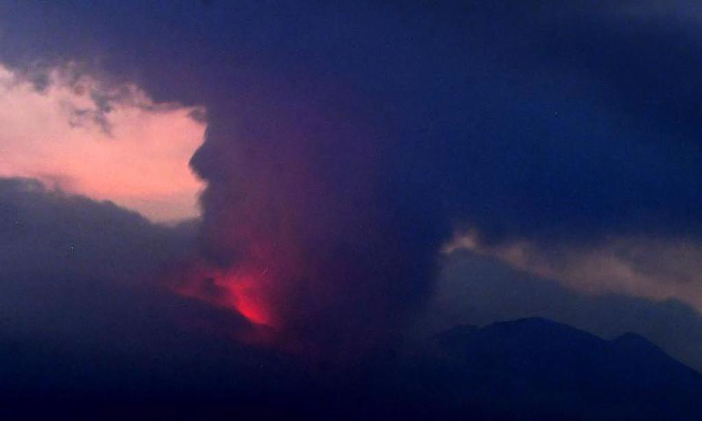 樱岛火山于24日当地时间约莫晚间8时05分，距火山口2.5公里处喷发。 (图/路透社)