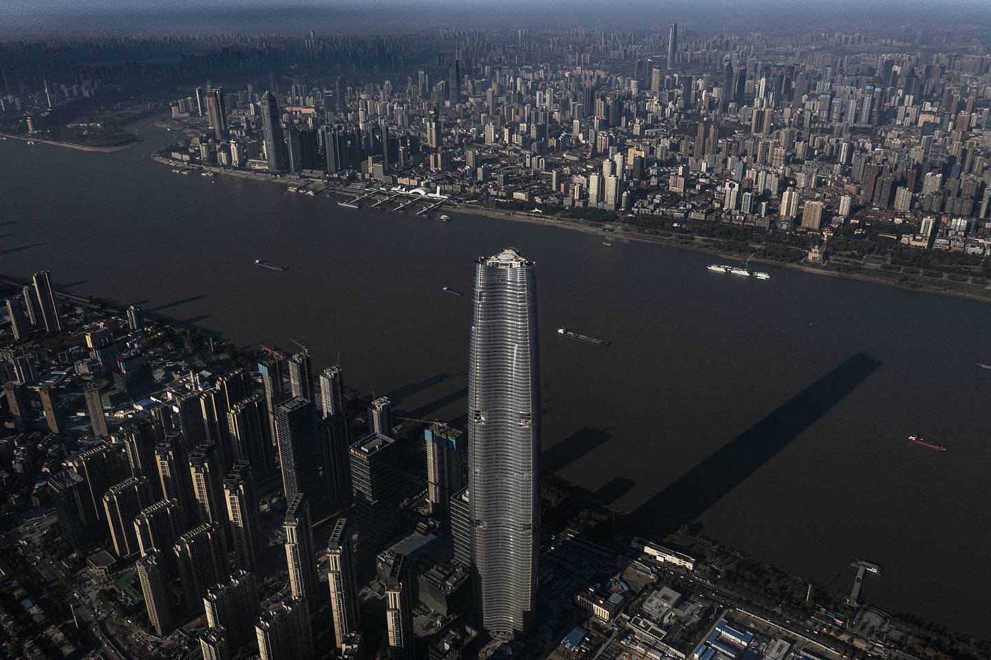 2021年11月15日在武汉市的武汉绿地中心摩天大楼的鸟瞰图。 （Getty Images）
