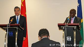 Salomonen Honaira | Chinas Außenminister Wang Yi und Jeremiah Manele