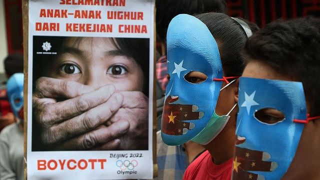 印尼示威者在中国驻雅加达使馆外集会，抗议北京打压维吾尔人、破坏纳吐纳海域主权，呼吁抵制北京冬奥会