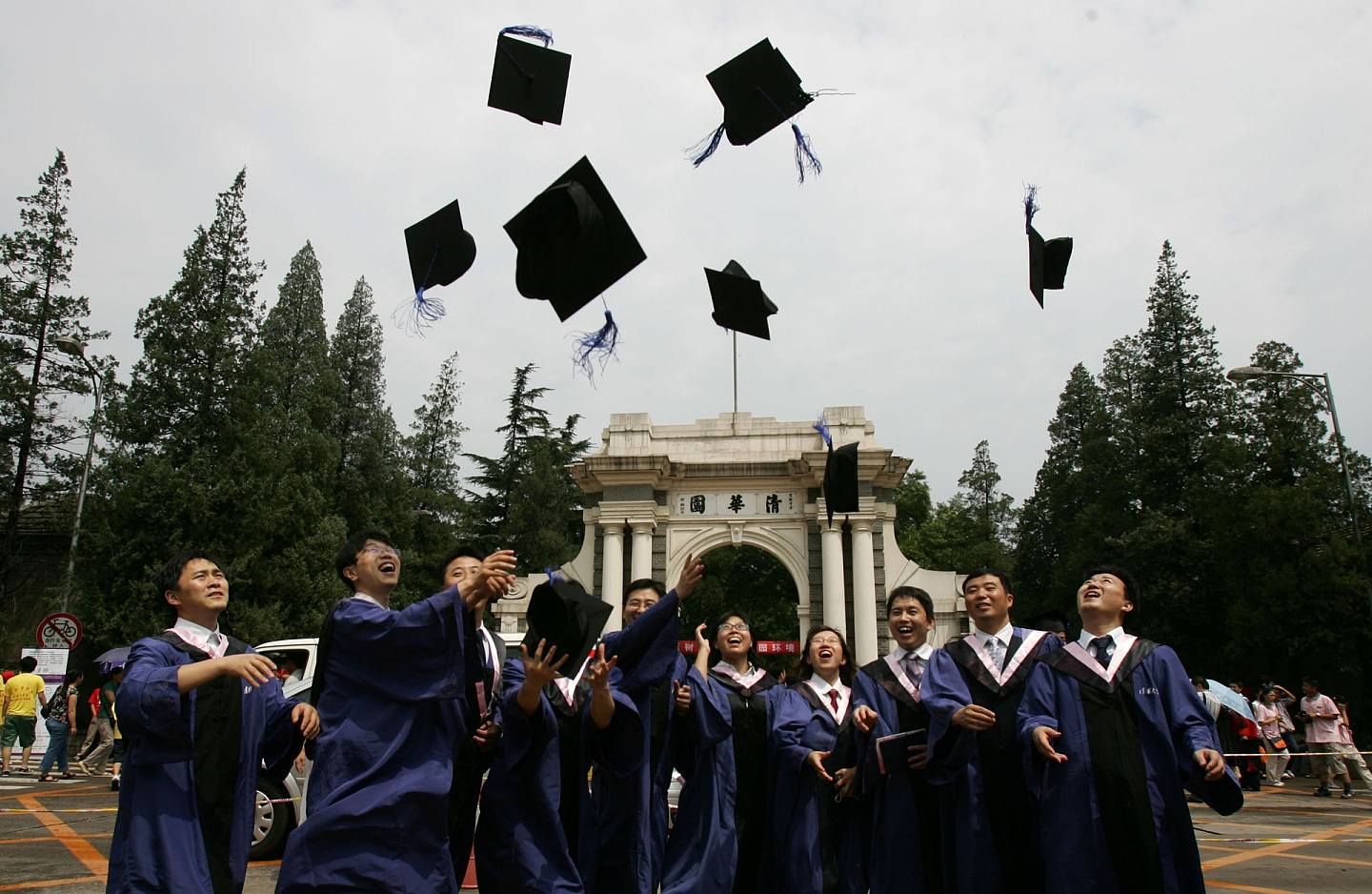 图片为2007年7月18日在清华大学毕业典礼上，学生将他们的方顶帽抛向空中。 （Getty Images）