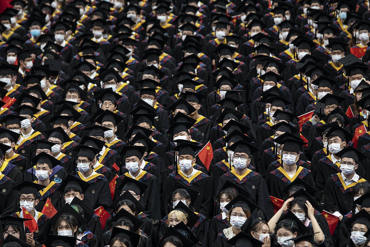 毕业生于2022年6月22日参加湖北武汉的华中科技大学毕业典礼。 根据中国教育部数据，2022年高校毕业生人数将达到1076万人。 （Getty Images）