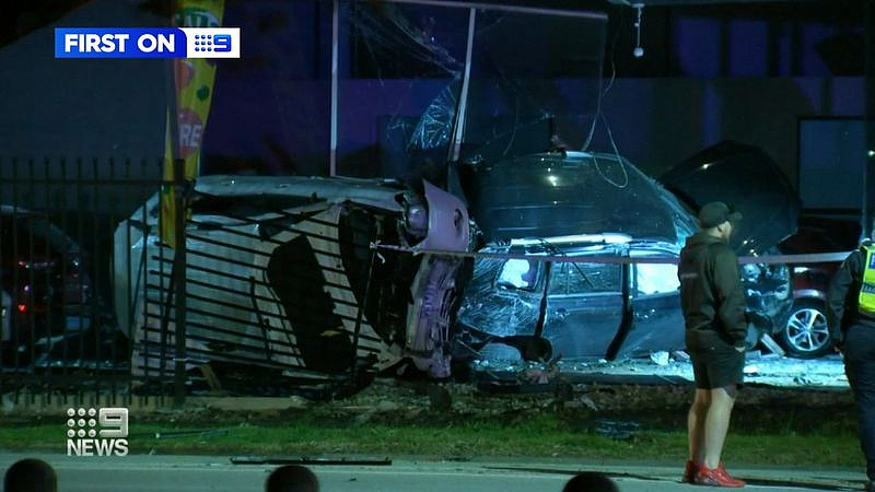 澳洲两车相撞冲进车店，司机受伤送医！老板损失超$10万，恐停业1个月（组图） - 2