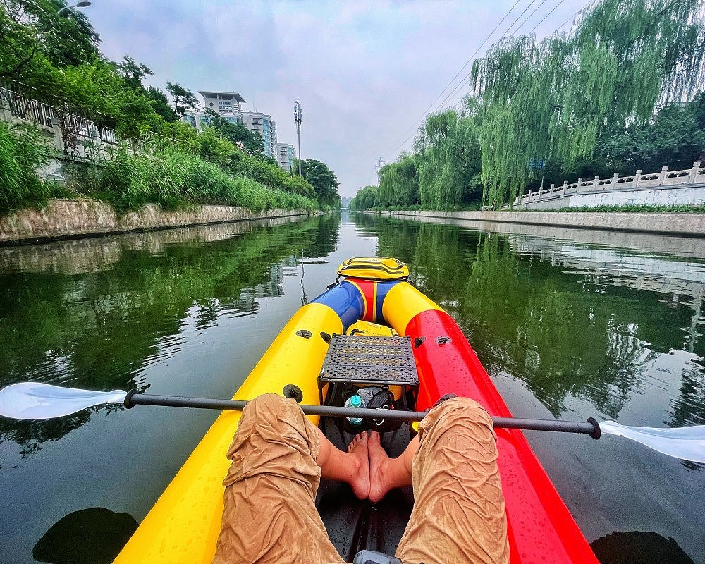 北京一男子划船下班上热搜，环境好了，护城河里可以划船吗？（组图） - 1
