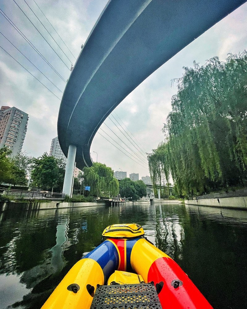 北京一男子划船下班上热搜，环境好了，护城河里可以划船吗？（组图） - 2