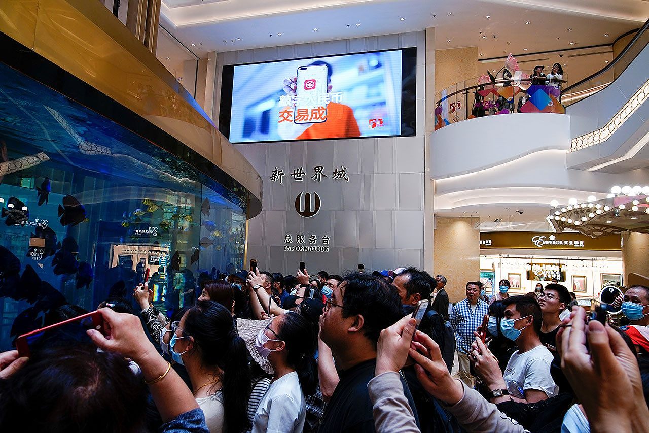 上海一家购物中心的大屏幕上显示数字人民币标志。（路透社）