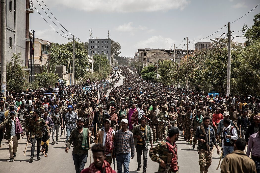 数千名被俘的埃塞俄比亚政府军士兵在提格雷人民解放阵线的看守下排队走在埃塞俄比亚默克莱的街头，摄于去年。内战使埃塞俄比亚部分地区陷入饥荒。