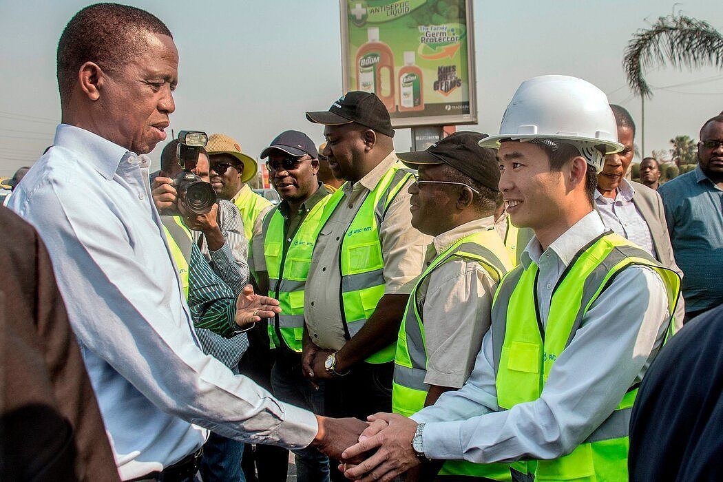 2018年，时任赞比亚总统的埃德加·伦古接见参加一个公路建设项目的中国工人。伦古的继任者在就任总统后不久就取消了部分中国项目。