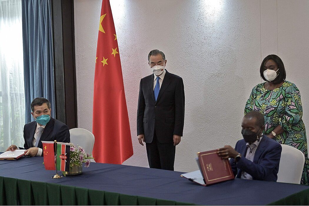 中国外交部长王毅在今年1月防问三个非洲国家期间与肯尼亚外长奥马莫举行了会晤。