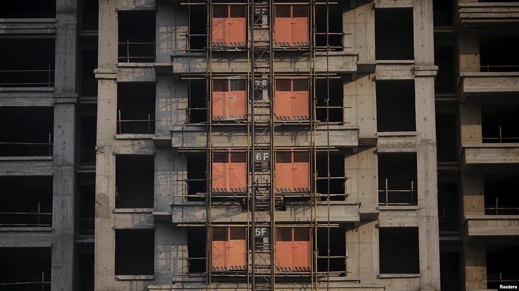 资料照：河北省唐山一处没有完工的公寓楼工地。