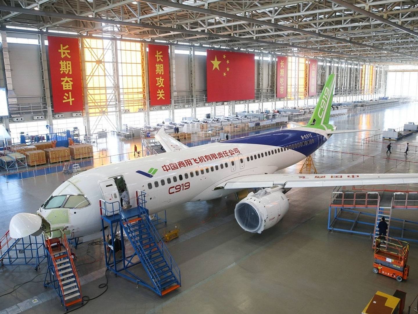 2018年2月13日，停放在中国商飞上海飞机制造有限公司总装车间内的C919 102架机。 （新华社）