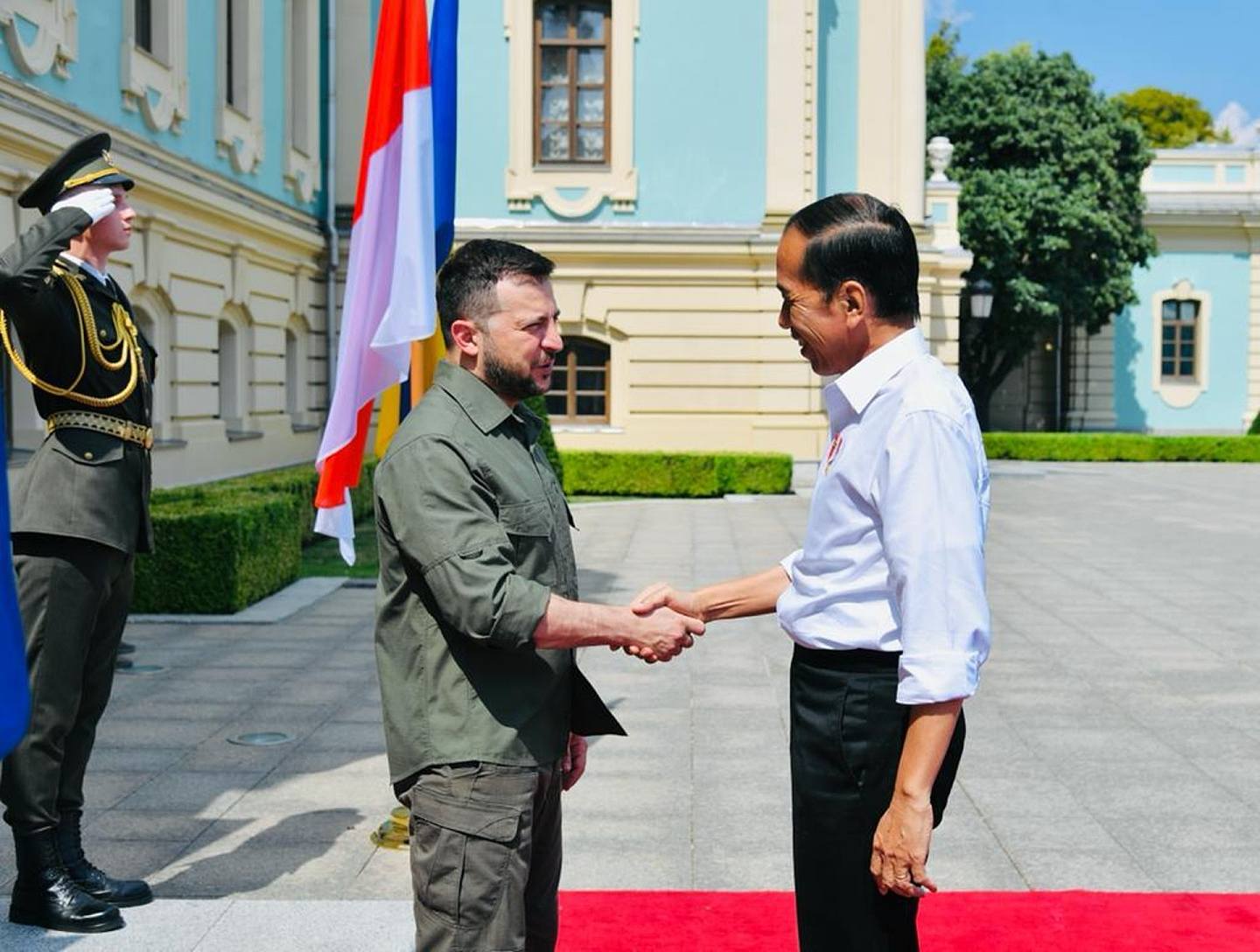 图为6月29日，乌克兰总统泽连斯基在首都基辅与印尼总统佐科·维多多会晤。 （AP）