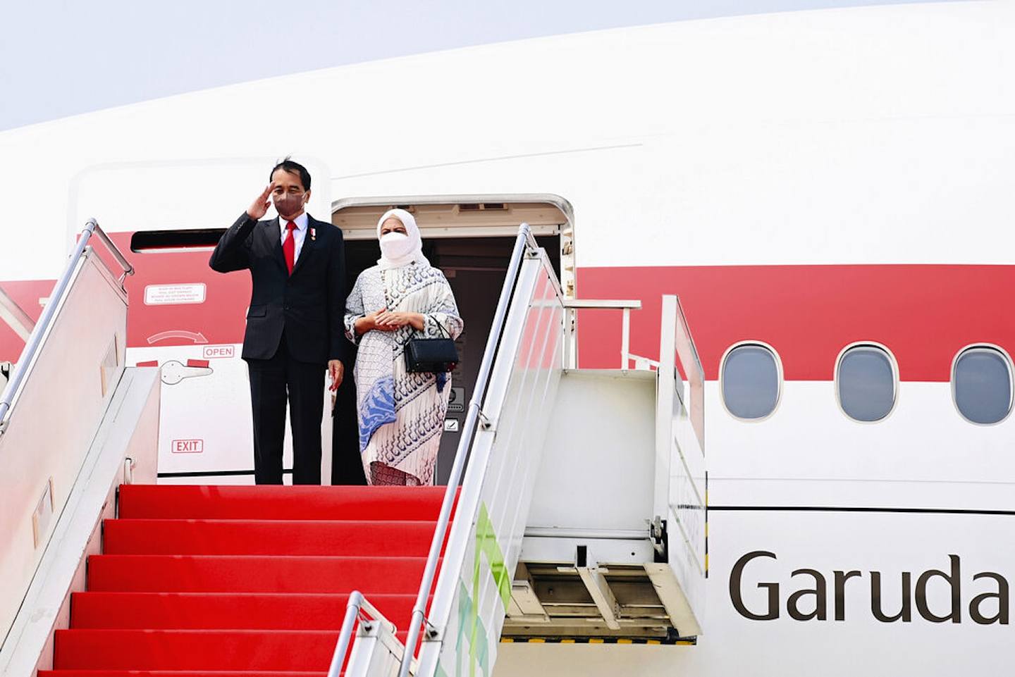 印尼總統佐科維多多（Joko Widodo）與夫人登上總統專機準備出發到北京訪問。（AP）