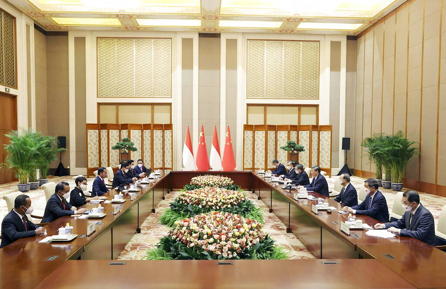 印尼总统佐科维多多（中左）和中国国家主席习近平（中右）于7月26日在北京钓鱼台国宾馆会面。 （AP）