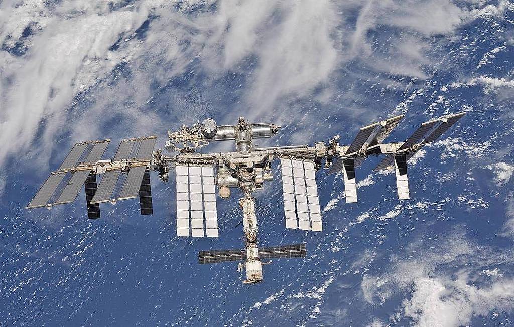 国际太空站。 图中有一艘俄罗斯联合号太空船与之接泊。 (图/NASA)