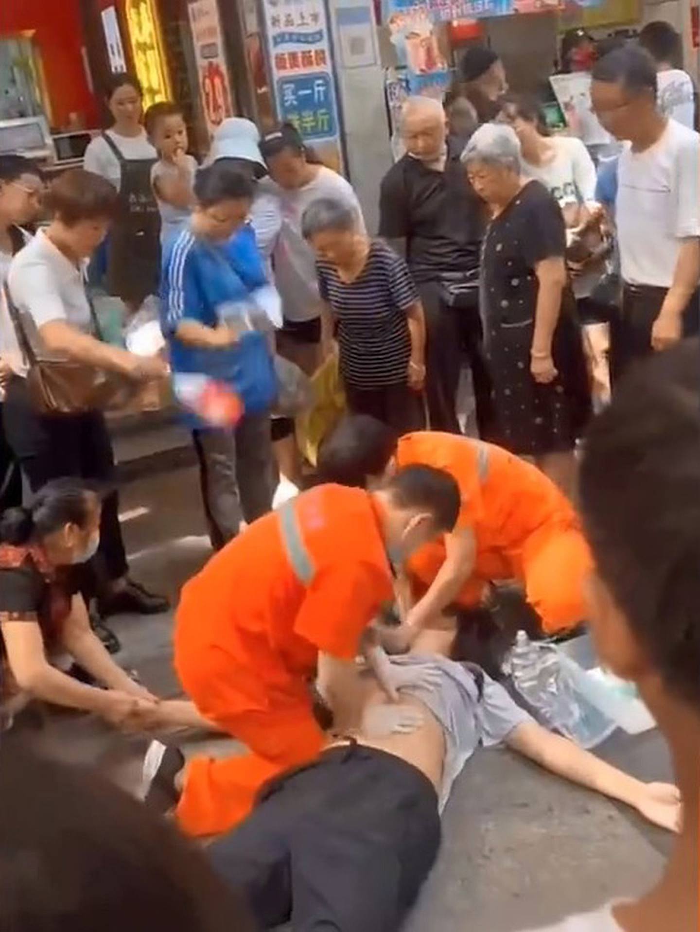 网传四川资阳一名16岁男子喝奶茶时，疑似被珍珠卡喉身亡。 （影片截图）