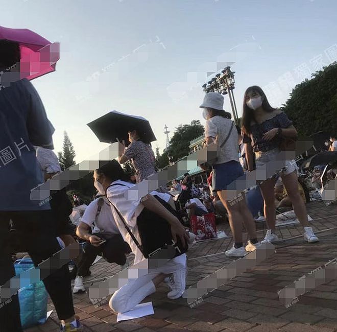 刘德华妻女游迪士尼，朱丽倩发福难认两鬓白发，10岁女儿个高像爸（组图） - 6