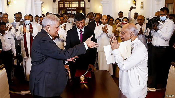 Sri Lanka Vereidigung Dinesh Gunawardena als neuer Premier | Präsident Ranil Wickremesinghe (L) 