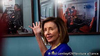 Nancy Pelosi Sprecherin US-Repräsentantenhaus vor Fotos vom Krieg in Ukraine