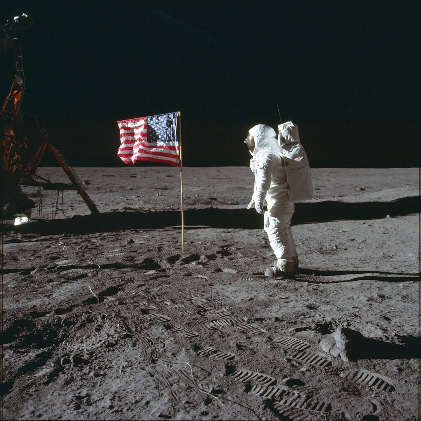 图为1969年7月，美国成功登月，象征了美国太空竞赛中的胜利，但亦自此美国NASA每年预算大幅降低。 （AP）