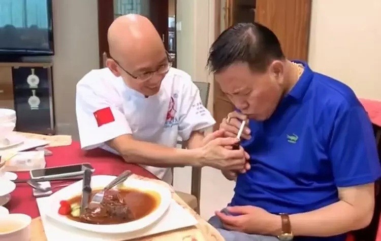 65岁香港老戏骨万梓良罕见现身！戴“鸽子蛋”吃鲍鱼乳鸽，满脸通红在室内抽烟（组图） - 7