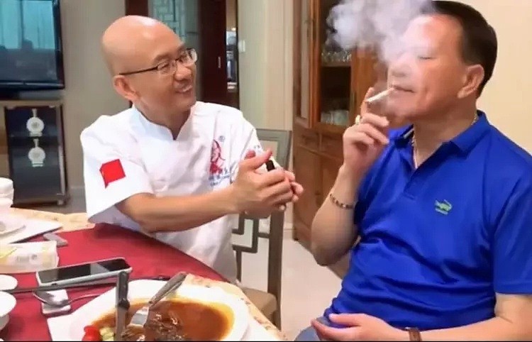 65岁香港老戏骨万梓良罕见现身！戴“鸽子蛋”吃鲍鱼乳鸽，满脸通红在室内抽烟（组图） - 8
