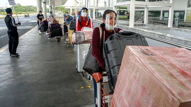 准备出国的菲律宾海外工人抵达马尼拉国际机场二号航站楼（资料图片）