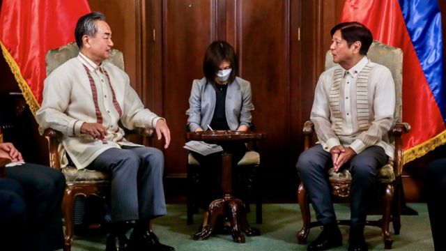 菲律宾总统马科斯（右）在马尼拉会见中国国务委员兼外长王毅（左）（新华社图片6/7/2022）