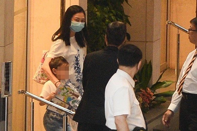 刘德华老婆带女儿游玩，朱丽倩身材发福鬓角斑白，女儿长腿似筷子（组图） - 5