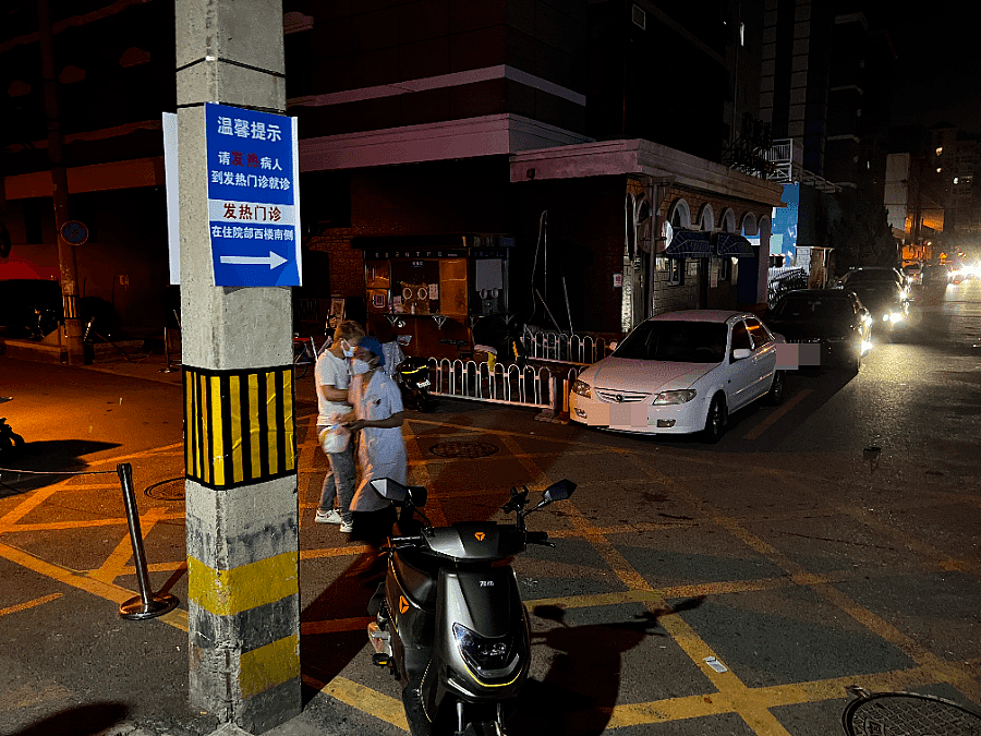 北京零点排队做核酸的人：冒雨跑全城，开豪车拄拐杖也要做（组图） - 4