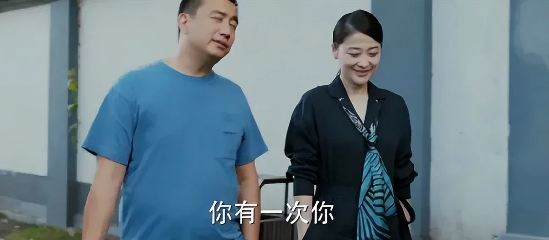 47岁梅婷国外酒吧被偶遇，全素颜打扮皮肤白，黑眼圈明显眼睛超大（组图） - 7