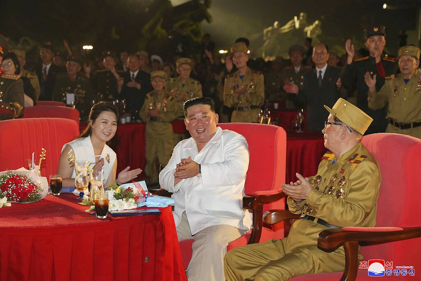 图为2022年7月27日，朝鲜为纪念韩朝战争停战协定签署69周年，朝鲜领袖金正恩与夫人李雪主在平壤一个纪念活动上拍掌。 （AP）