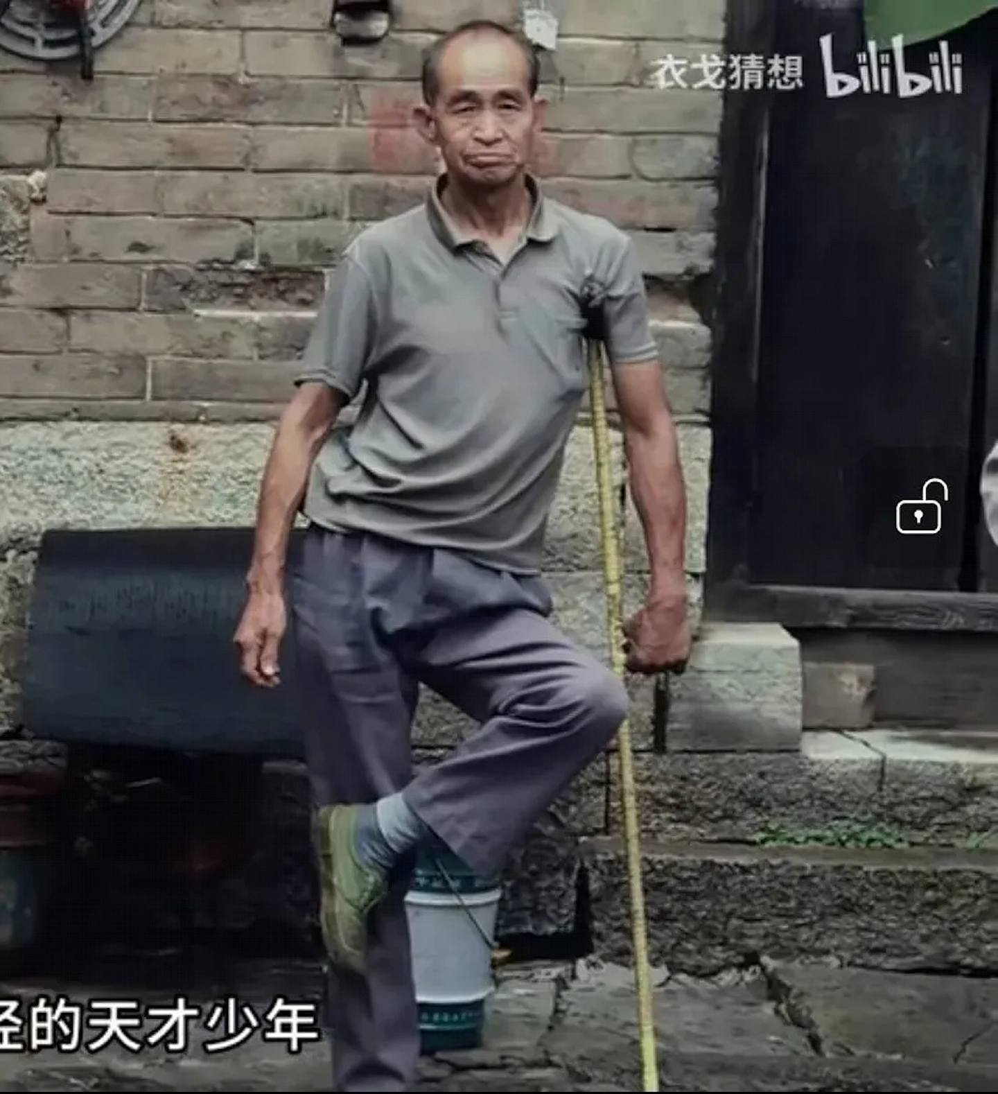 在影片开头，「二舅」拄着拐杖右腿单腿站立，左腿悬空翘着，左脚不能立地。 （微信@七使2022）
