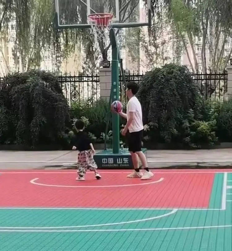 陈晓陪儿子打篮球，5岁小星星眉清目秀像爸爸，双手抱球萌态十足（组图） - 1