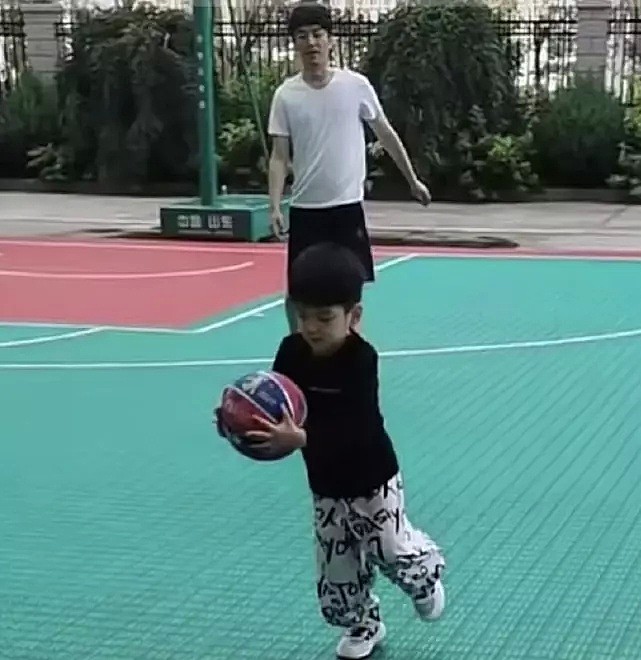 陈晓陪儿子打篮球，5岁小星星眉清目秀像爸爸，双手抱球萌态十足（组图） - 3