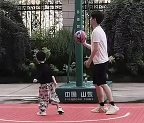 陈晓陪儿子打篮球，5岁小星星眉清目秀像爸爸，双手抱球萌态十足（组图） - 2