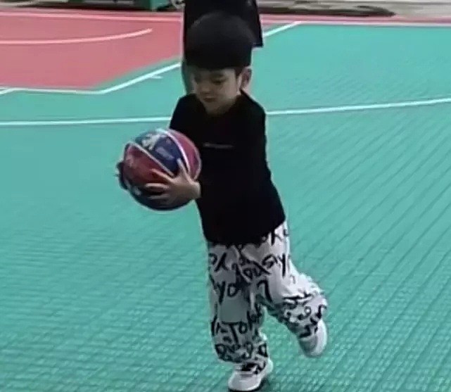 陈晓陪儿子打篮球，5岁小星星眉清目秀像爸爸，双手抱球萌态十足（组图） - 4