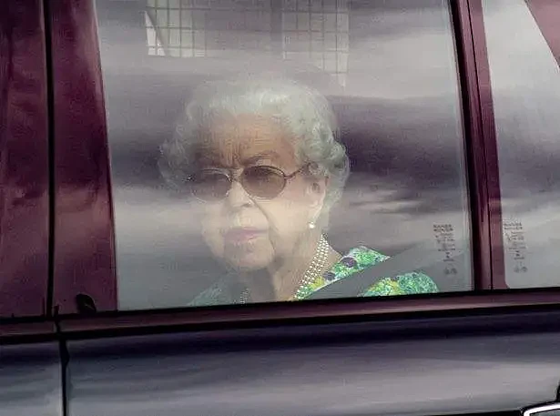96岁英女王开启夏日假期，遍邀亲朋独缺哈里梅根，哈里新书成关键（组图） - 1