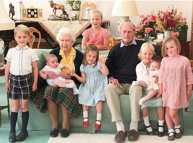 96岁英女王开启夏日假期，遍邀亲朋独缺哈里梅根，哈里新书成关键（组图） - 8