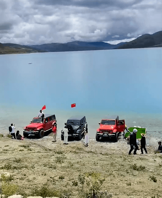 游客自驾进西藏圣湖拍照 官方：明令禁入，正调查（组图） - 2